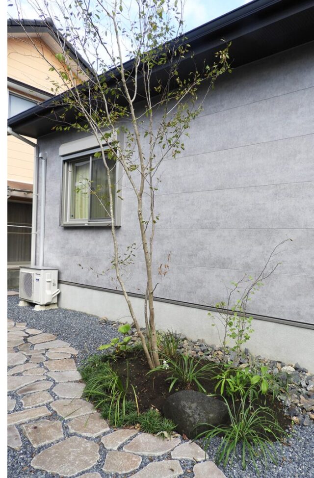 石貼りの小路とシャープなフォルムが目を惹く洗練されたアーバンモダンの2階建て - 向洋ハウジング - 外構