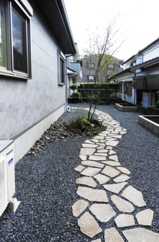 石貼りの小路とシャープなフォルムが目を惹く洗練されたアーバンモダンの2階建て - 向洋ハウジング - 外構・石貼り