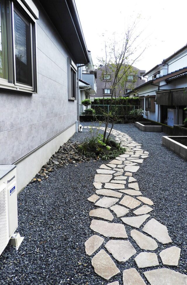 石貼りの小路とシャープなフォルムが目を惹く洗練されたアーバンモダンの2階建て - 向洋ハウジング - 外構・石貼り