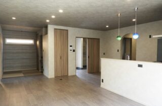 石貼りの小路とシャープなフォルムが目を惹く洗練されたアーバンモダンの2階建て - 向洋ハウジング - LDK・和室