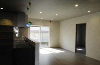 石貼りの小路とシャープなフォルムが目を惹く洗練されたアーバンモダンの2階建て - 向洋ハウジング - LDK