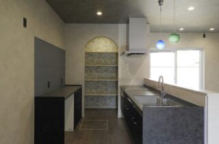 石貼りの小路とシャープなフォルムが目を惹く洗練されたアーバンモダンの2階建て - 向洋ハウジング - キッチン・収納