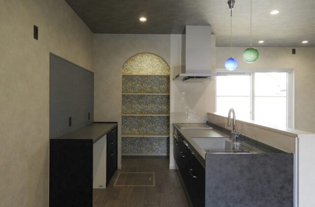 石貼りの小路とシャープなフォルムが目を惹く洗練されたアーバンモダンの2階建て - 向洋ハウジング - キッチン・収納