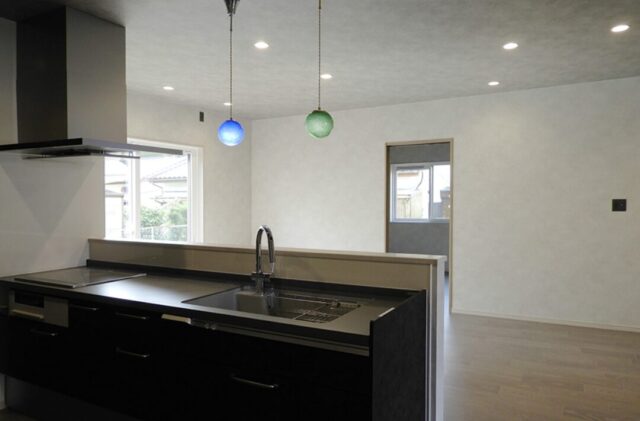 石貼りの小路とシャープなフォルムが目を惹く洗練されたアーバンモダンの2階建て - 向洋ハウジング - キッチン