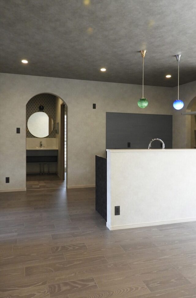 石貼りの小路とシャープなフォルムが目を惹く洗練されたアーバンモダンの2階建て - 向洋ハウジング - 水回り