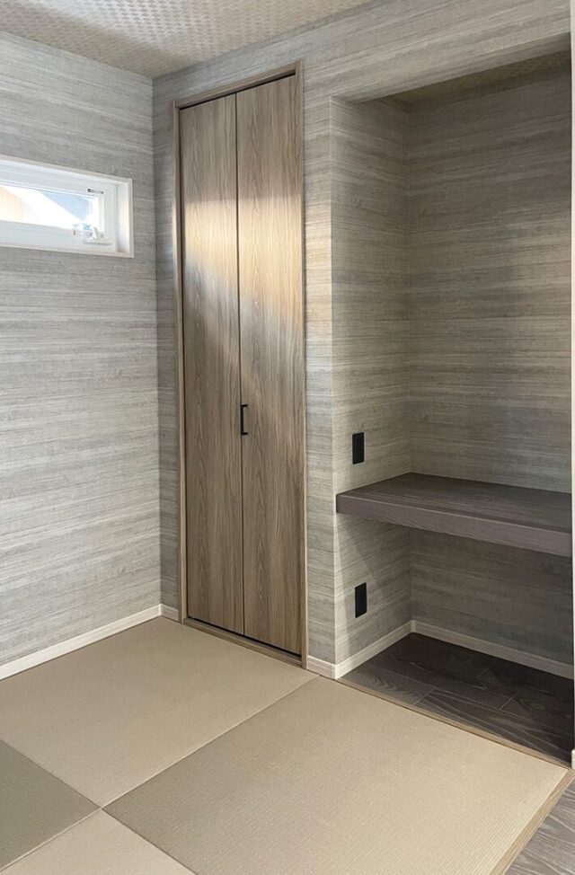 石貼りの小路とシャープなフォルムが目を惹く洗練されたアーバンモダンの2階建て - 向洋ハウジング - 和室