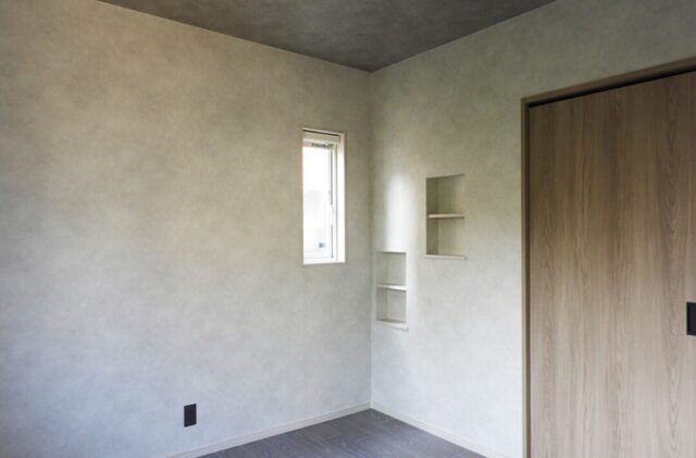 石貼りの小路とシャープなフォルムが目を惹く洗練されたアーバンモダンの2階建て - 向洋ハウジング - 洋室