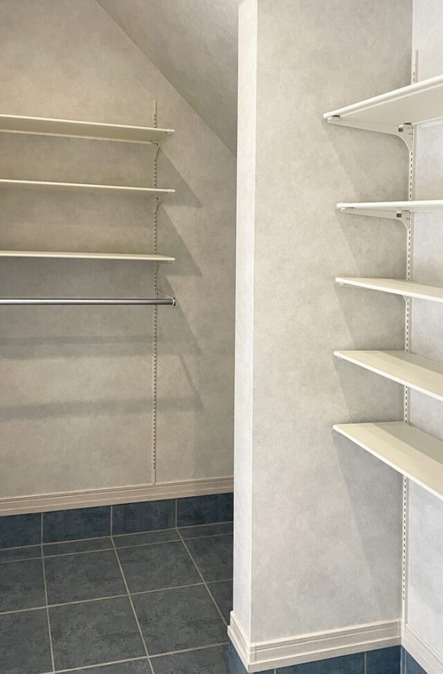 石貼りの小路とシャープなフォルムが目を惹く洗練されたアーバンモダンの2階建て - 向洋ハウジング - 収納