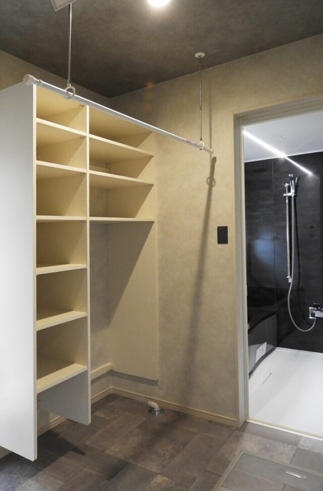 石貼りの小路とシャープなフォルムが目を惹く洗練されたアーバンモダンの2階建て - 向洋ハウジング - 浴室・脱衣室