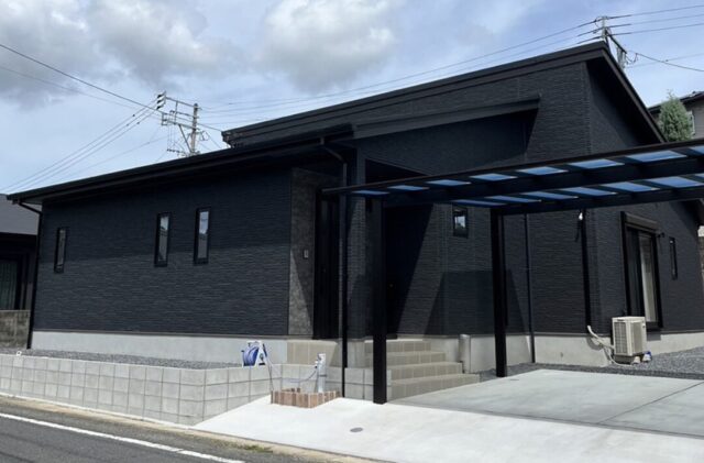 ブラックの外装とアイランドキッチンが映える大人かっこいいモダンな平屋