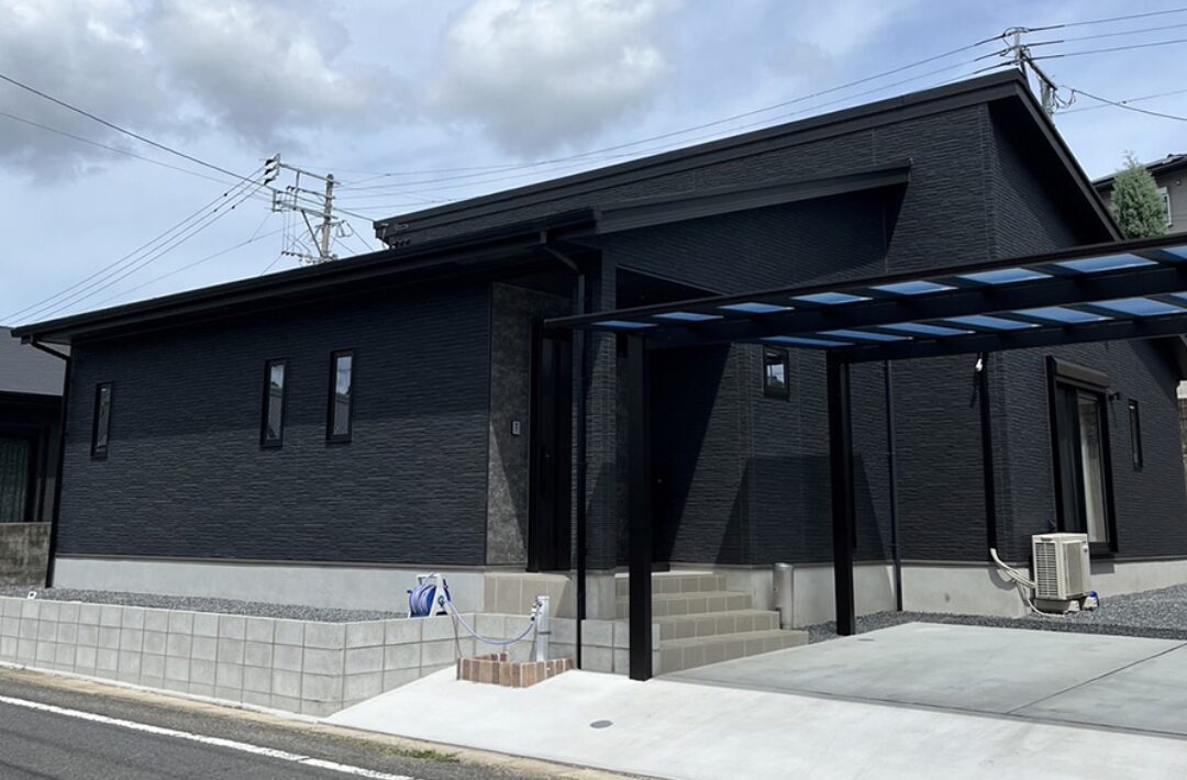 ブラックの外装とアイランドキッチンが映える大人かっこいいモダンな平屋