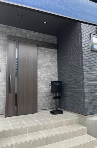 ブラックの外装とアイランドキッチンが映える大人かっこいいモダンな平屋 - 向洋ハウジング - 玄関