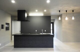 ブラックの外装とアイランドキッチンが映える大人かっこいいモダンな平屋 - 向洋ハウジング - キッチン