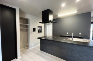 ブラックの外装とアイランドキッチンが映える大人かっこいいモダンな平屋 - 向洋ハウジング - キッチン