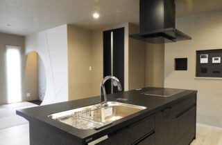 ブラックの外装とアイランドキッチンが映える大人かっこいいモダンな平屋 - 向洋ハウジング - キッチン・和室