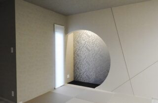 ブラックの外装とアイランドキッチンが映える大人かっこいいモダンな平屋 - 向洋ハウジング - 和室