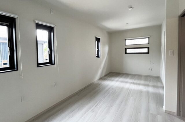 ブラックの外装とアイランドキッチンが映える大人かっこいいモダンな平屋 - 向洋ハウジング - 洋室