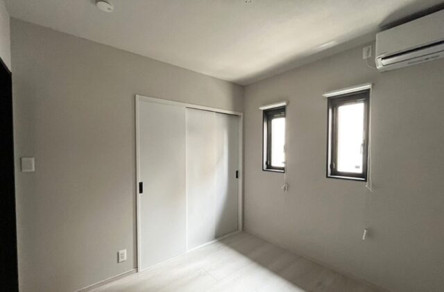 ブラックの外装とアイランドキッチンが映える大人かっこいいモダンな平屋 - 向洋ハウジング - 洋室