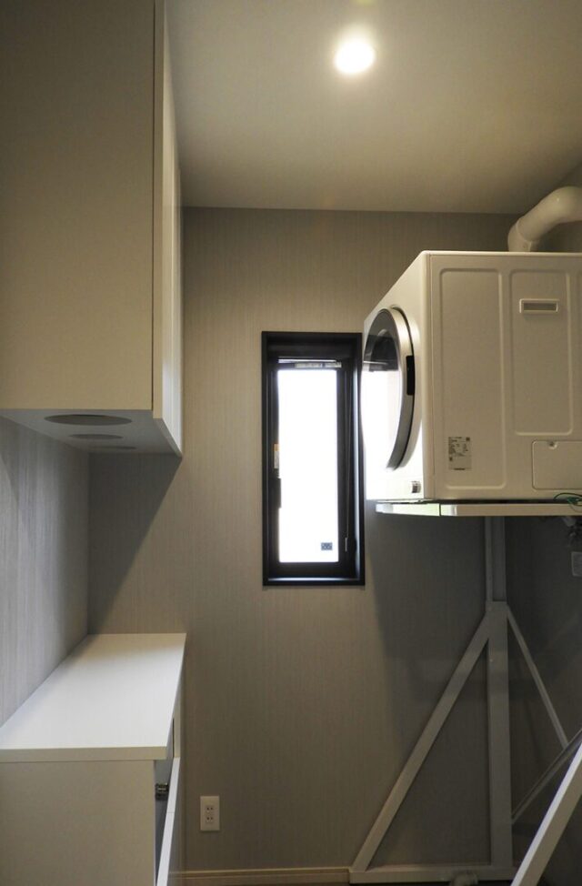 ブラックの外装とアイランドキッチンが映える大人かっこいいモダンな平屋 - 向洋ハウジング - ランドリールーム