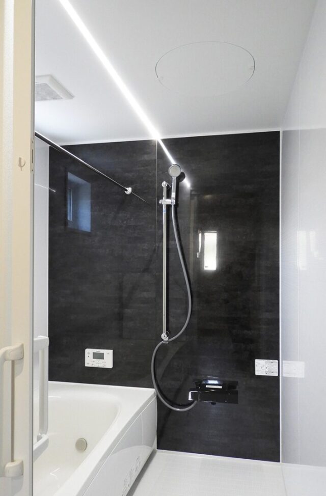 ブラックの外装とアイランドキッチンが映える大人かっこいいモダンな平屋 - 向洋ハウジング - 浴室