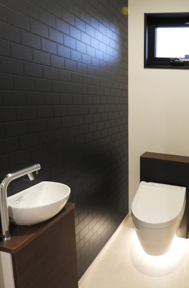 ブラックの外装とアイランドキッチンが映える大人かっこいいモダンな平屋 - 向洋ハウジング - トイレ