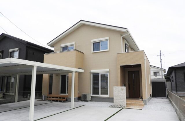 木目が心地よいナチュラルな室内とベージュのトーンで統一された外観の2階建て - 向洋ハウジング - 外観