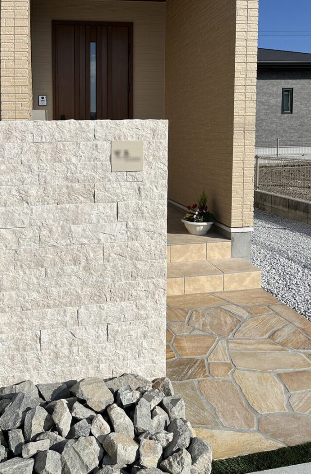 木目が心地よいナチュラルな室内とベージュのトーンで統一された外観の2階建て - 向洋ハウジング - 外構