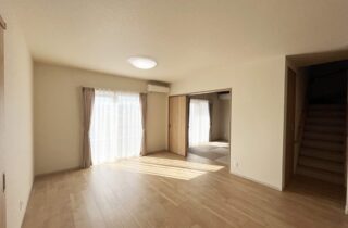 木目が心地よいナチュラルな室内とベージュのトーンで統一された外観の2階建て - 向洋ハウジング - リビング・和室