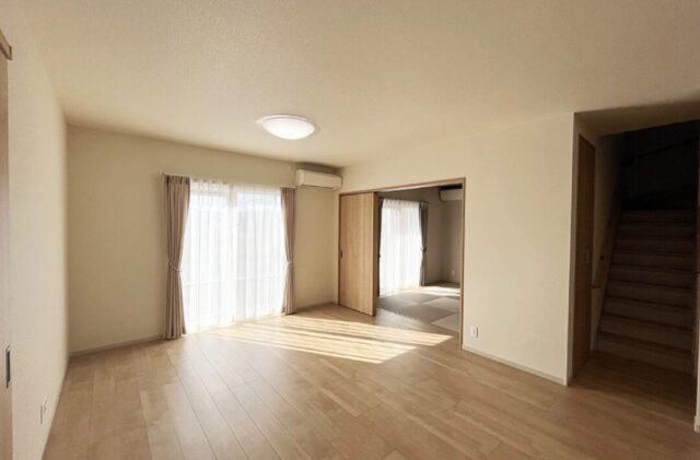 木目が心地よいナチュラルな室内とベージュのトーンで統一された外観の2階建て - 向洋ハウジング - リビング・和室