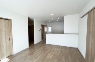 木目が心地よいナチュラルな室内とベージュのトーンで統一された外観の2階建て - 向洋ハウジング - LDK