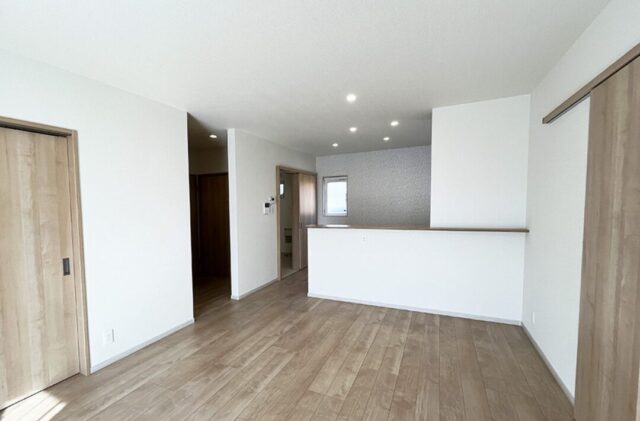 木目が心地よいナチュラルな室内とベージュのトーンで統一された外観の2階建て - 向洋ハウジング - LDK