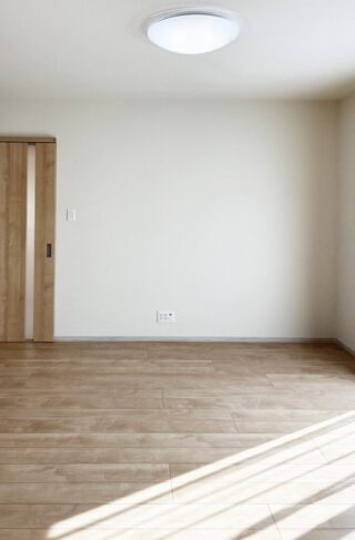 木目が心地よいナチュラルな室内とベージュのトーンで統一された外観の2階建て - 向洋ハウジング - リビング