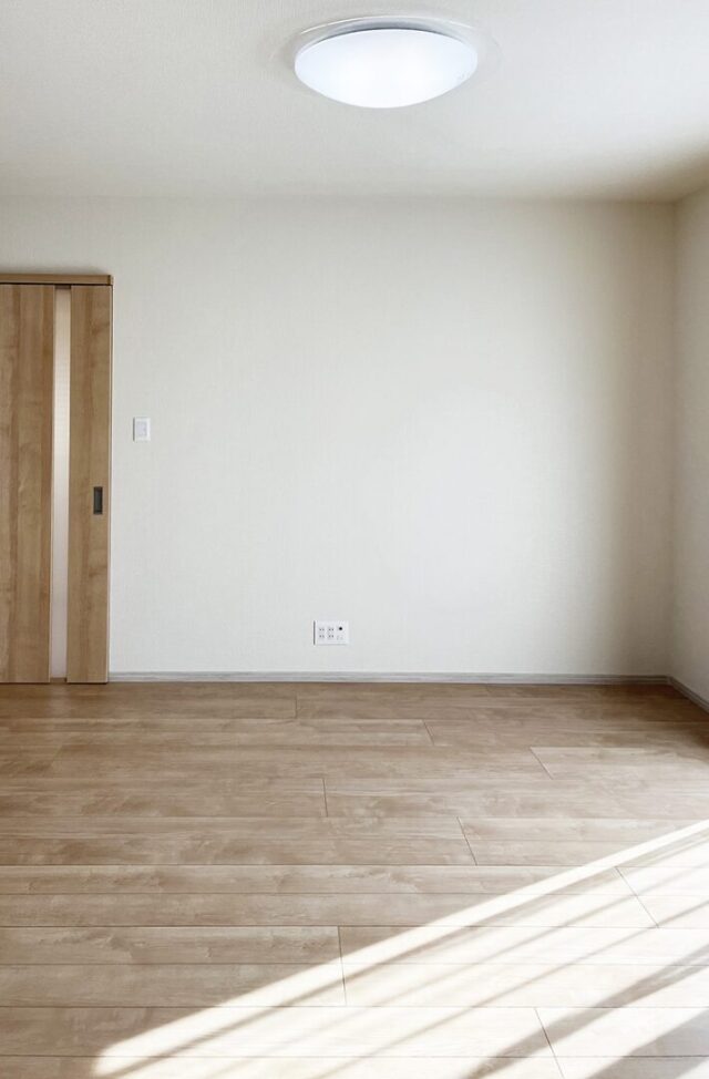 木目が心地よいナチュラルな室内とベージュのトーンで統一された外観の2階建て - 向洋ハウジング - リビング