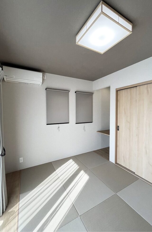 木目が心地よいナチュラルな室内とベージュのトーンで統一された外観の2階建て - 向洋ハウジング - 和室