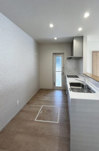 木目が心地よいナチュラルな室内とベージュのトーンで統一された外観の2階建て - 向洋ハウジング - キッチン