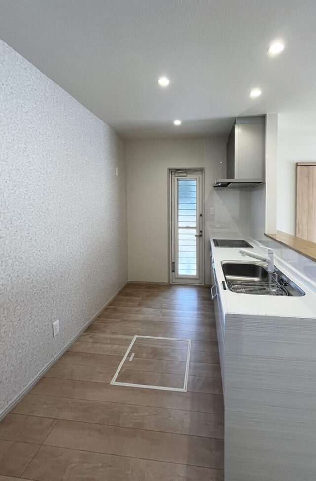 木目が心地よいナチュラルな室内とベージュのトーンで統一された外観の2階建て - 向洋ハウジング - キッチン