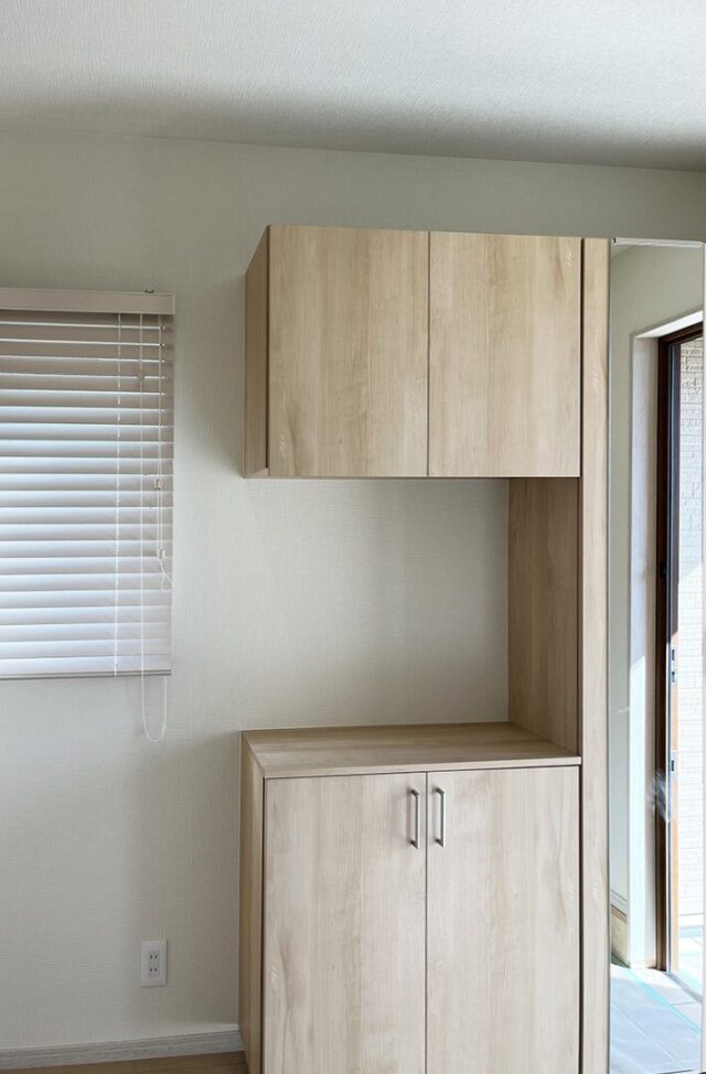 木目が心地よいナチュラルな室内とベージュのトーンで統一された外観の2階建て - 向洋ハウジング - 玄関収納