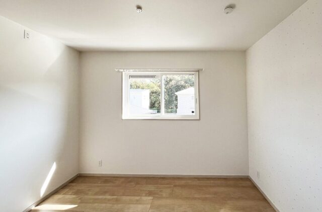 木目が心地よいナチュラルな室内とベージュのトーンで統一された外観の2階建て - 向洋ハウジング - 洋室