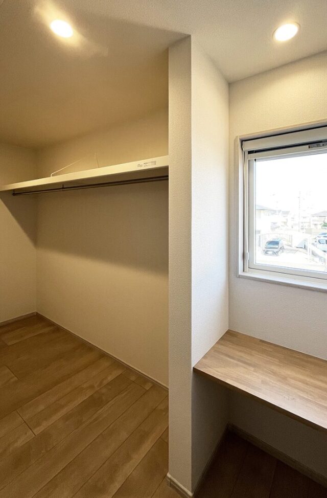 木目が心地よいナチュラルな室内とベージュのトーンで統一された外観の2階建て - 向洋ハウジング - 収納