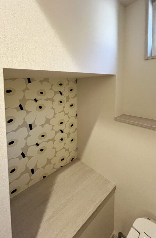 木目が心地よいナチュラルな室内とベージュのトーンで統一された外観の2階建て - 向洋ハウジング - トイレ