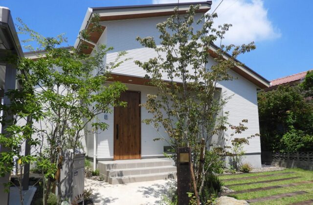 白の外壁に木目が映える豊かな緑と調和した光あふれる平屋 - 向洋ハウジング - 外観