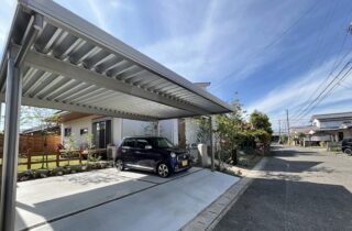 白の外壁に木目が映える豊かな緑と調和した光あふれる平屋 - 向洋ハウジング - 外構