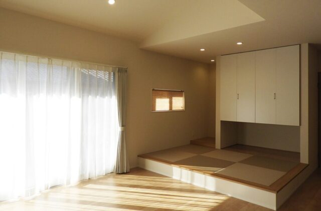 白の外壁に木目が映える豊かな緑と調和した光あふれる平屋 - 向洋ハウジング - 小上がり和室