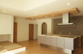 白の外壁に木目が映える豊かな緑と調和した光あふれる平屋 - 向洋ハウジング - LDK