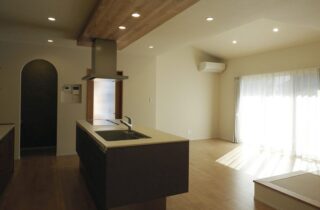 白の外壁に木目が映える豊かな緑と調和した光あふれる平屋 - 向洋ハウジング - キッチン・ダイニング