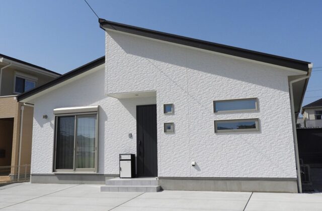 二人暮らしを愉しむシャープで凛とした佇まいのちょうどいい平屋 - 向洋ハウジング - 外観