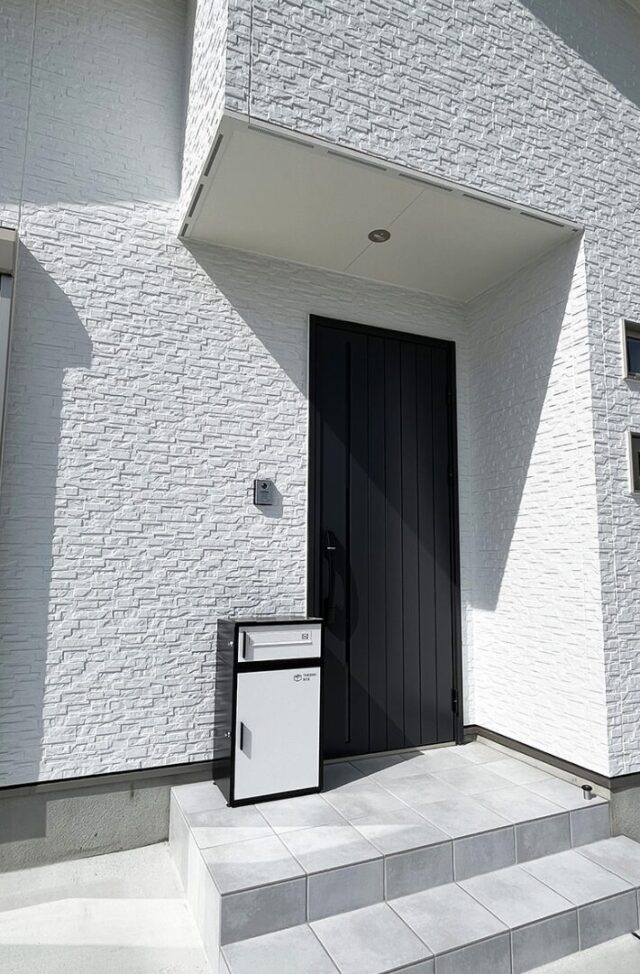 二人暮らしを愉しむシャープで凛とした佇まいのちょうどいい平屋 - 向洋ハウジング - 玄関