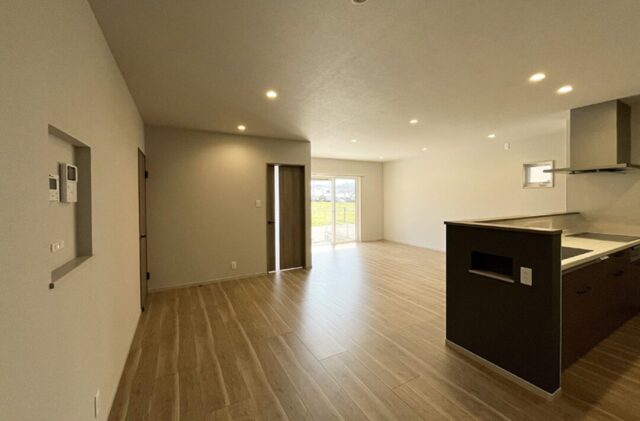 二人暮らしを愉しむシャープで凛とした佇まいのちょうどいい平屋 - 向洋ハウジング - リビング