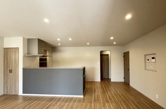 二人暮らしを愉しむシャープで凛とした佇まいのちょうどいい平屋 - 向洋ハウジング - LDK