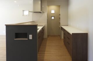 二人暮らしを愉しむシャープで凛とした佇まいのちょうどいい平屋 - 向洋ハウジング - キッチン